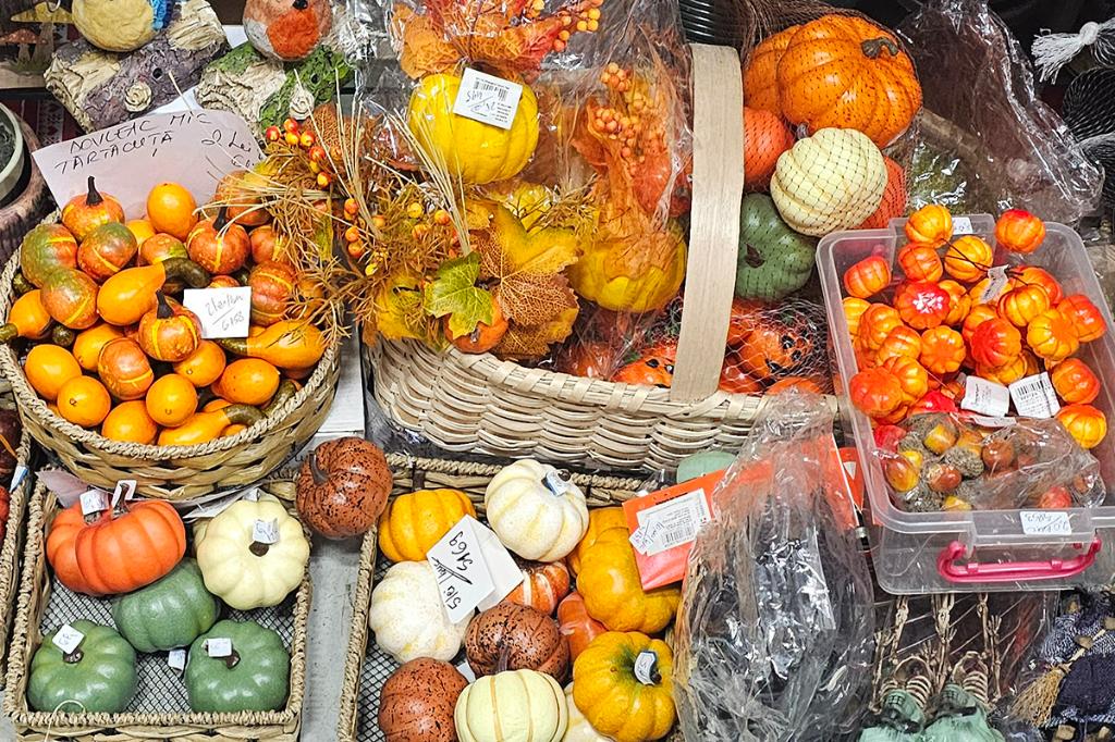 Decorațiuni și aranjamente de toamnă, umbrele și pelerine, dar și alte suveniruri, la Magazinul INA din incinta Complexului Comercial Mercantis Câmpina