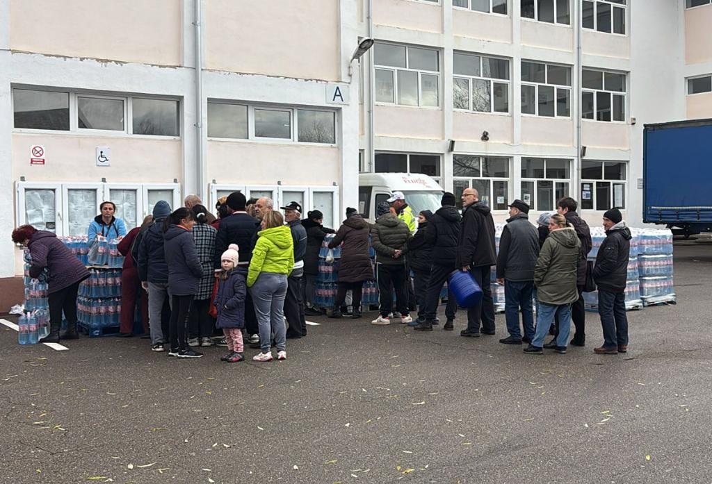 Luni, apa din rezerva de stat s-a epuizat în câteva ore. Marți, Prefectura trimite încă 27.648 litri apă îmbuteliată la Câmpina
