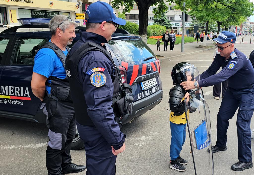 Câmpina, Ziua Copiilor 2025. Mașinile de intervenție al Poliției, Jandarmeriei și ISU, deliciul copiilor