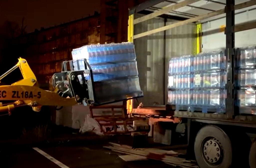 Duminică noaptea, la Câmpina a ajuns primul transport cu apă potabilă din rezerva de stat. Luni, 1 Decembrie, începe distribuirea către populație