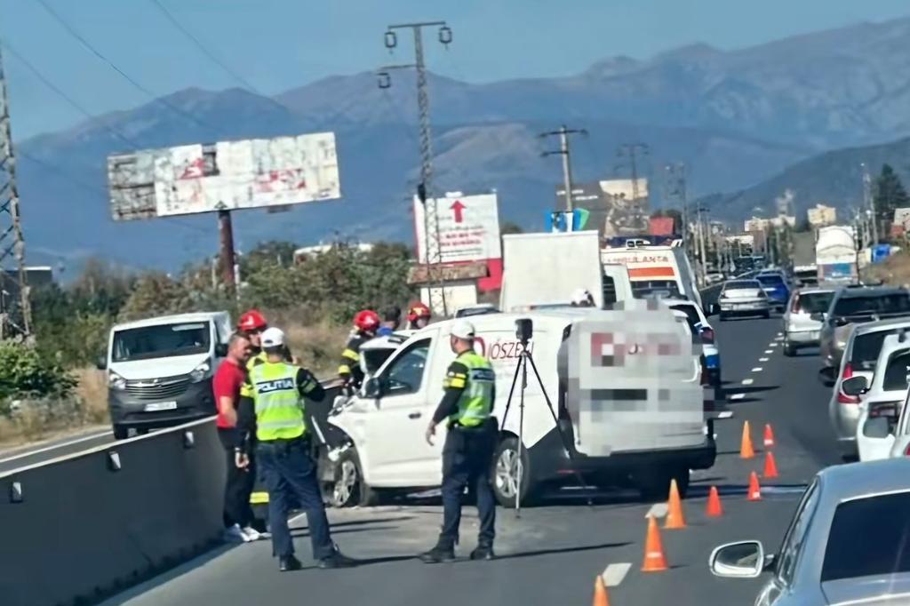 Carambol cu trei mașini pe DN1, la Bănești. O femeie de 34 ani a ajuns la spital