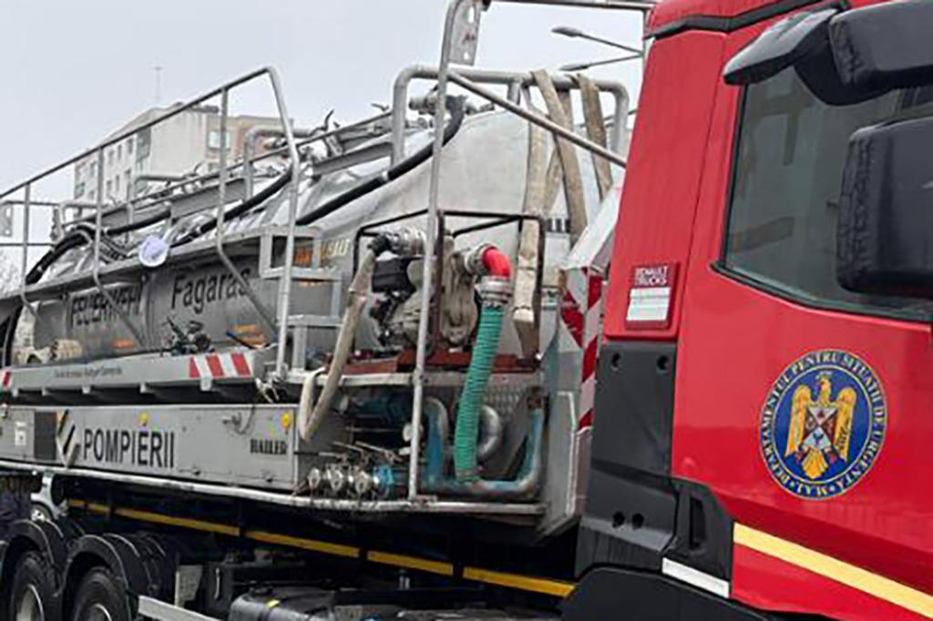 Cisterne ale pompierilor din alte județe au adus apă spitalelor din Câmpina și Școlii de Poliție