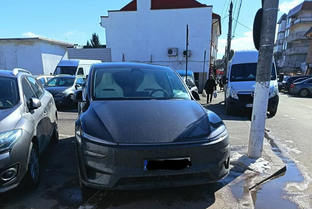 Parcare la Câmpina - mașina... cât trotuarul!