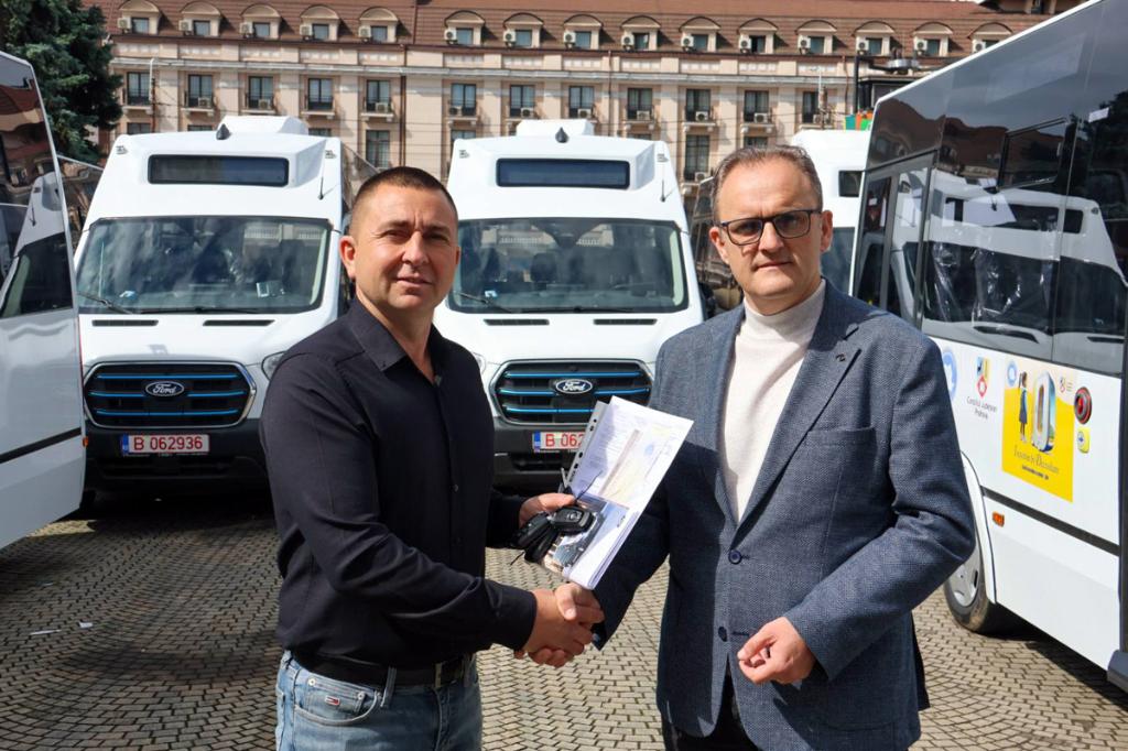 Comuna Poiana Câmpina, printre localitățile care au primit un microbuz electric pentru transportul elevilor la școală