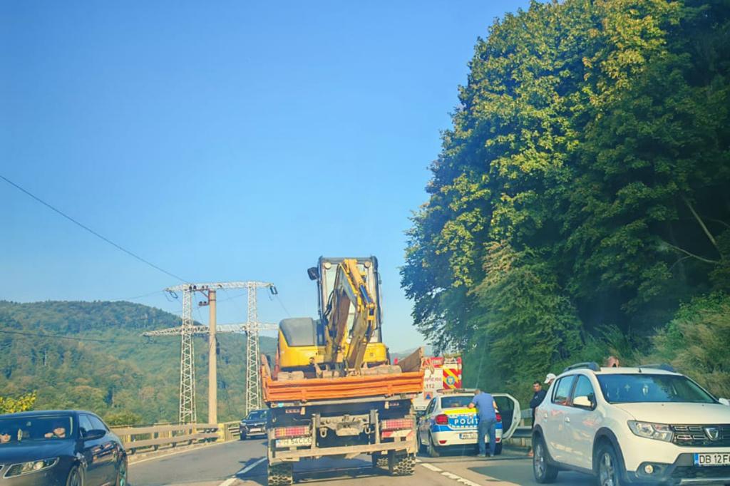 Restricții de trafic pe DN1, zona Posada, unde un TIR s-a răsturnat marți