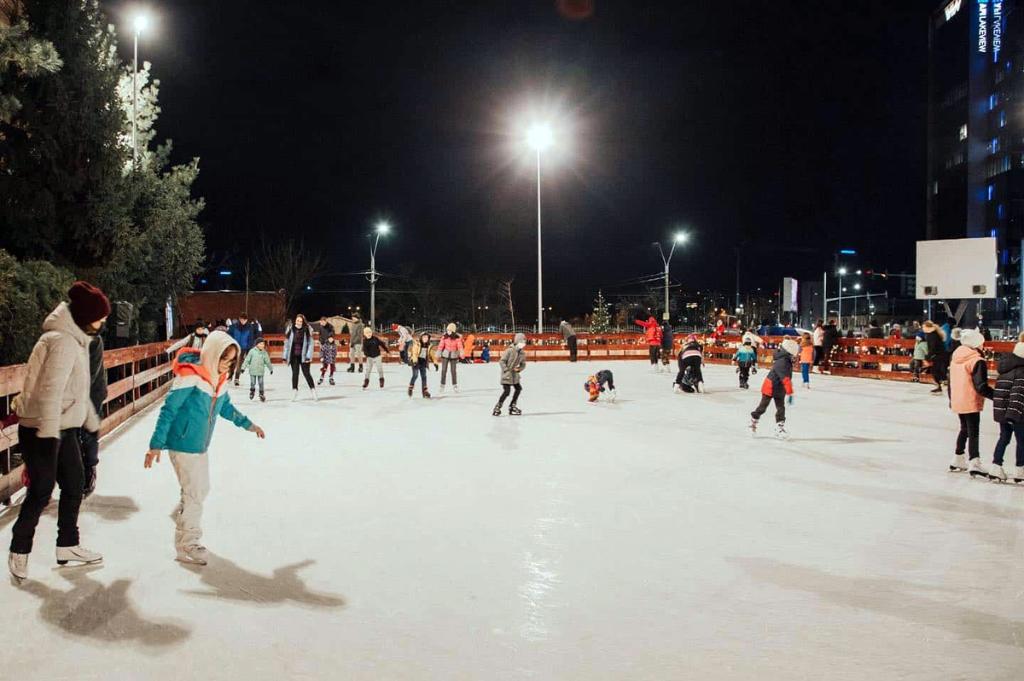 Patinoar la Câmpina, lângă Casa Tineretului. Va funcționa pe perioada sărbătorilor de iarnă