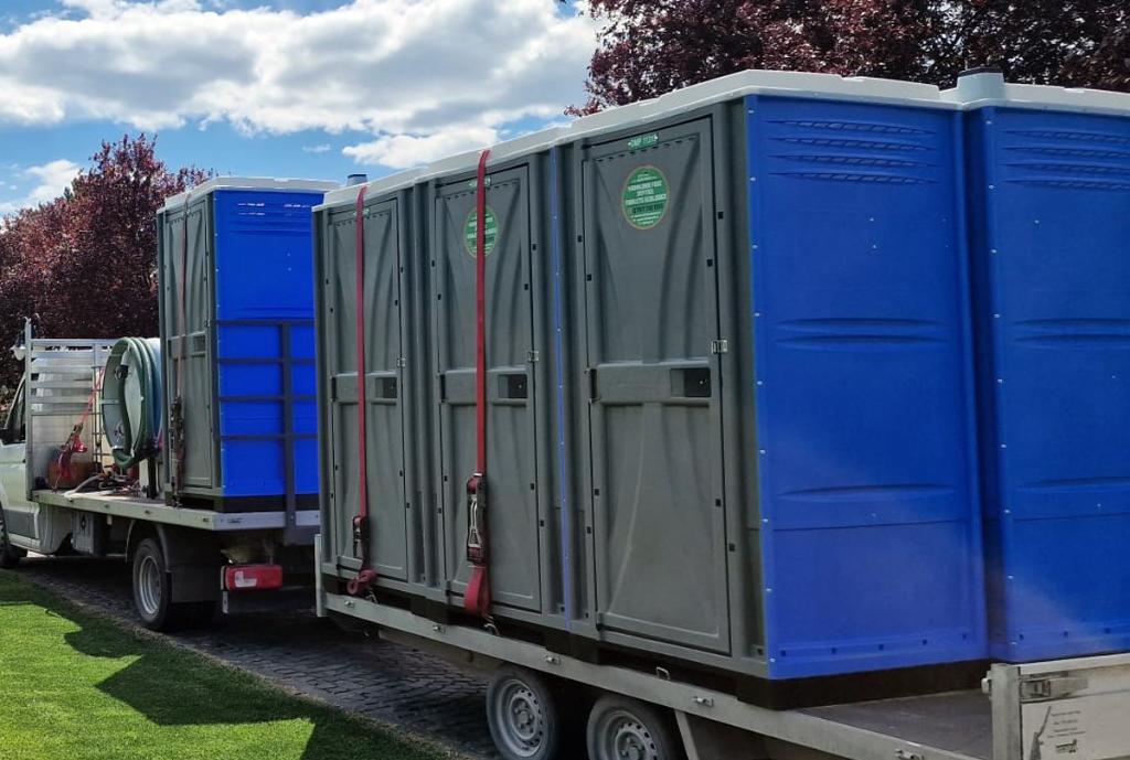 70 de toalete ecologice vor fi amplasate în Câmpina. Vor fi vidanjate zilnic de HidroPrahova și spălate de Floricon