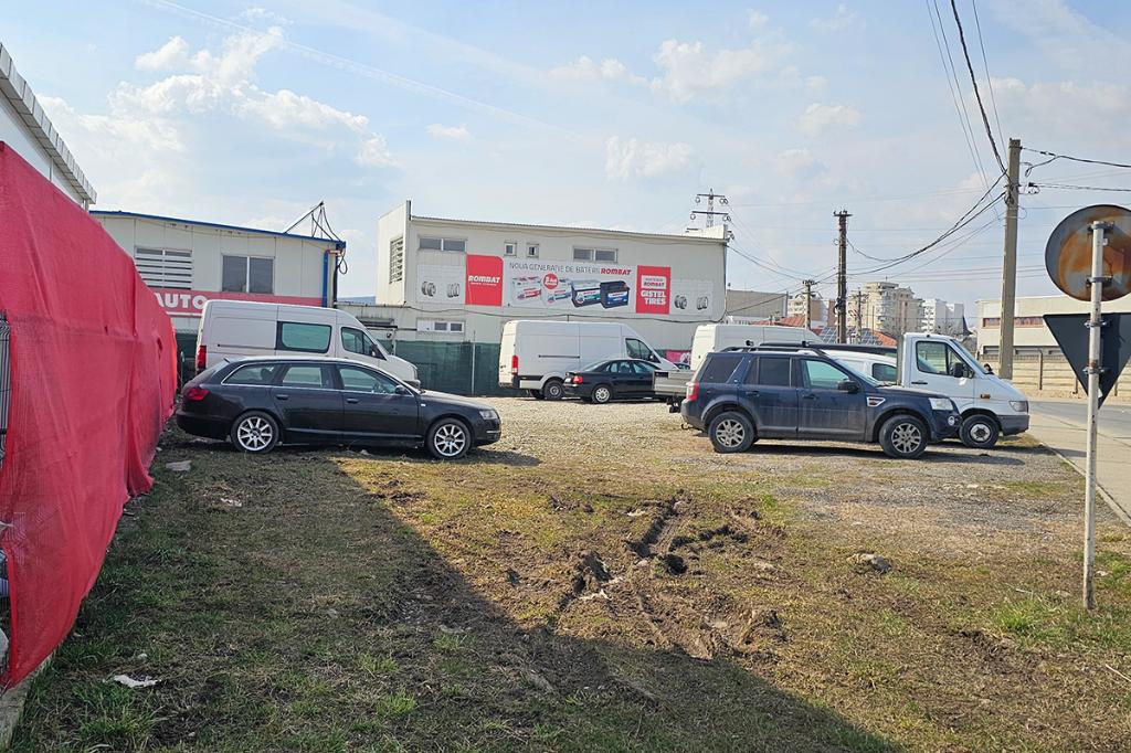 O suprafață din domeniul public al Câmpinei este invadată de mașini. Și nimeni nu zice nimic...