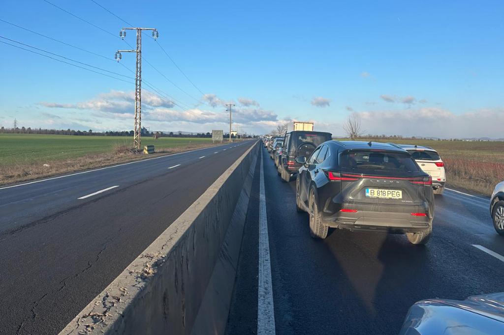 Trafic blocat pe DN1. Barierele de la trecerea de cale ferată de la Movila Vulpii au fost blocate