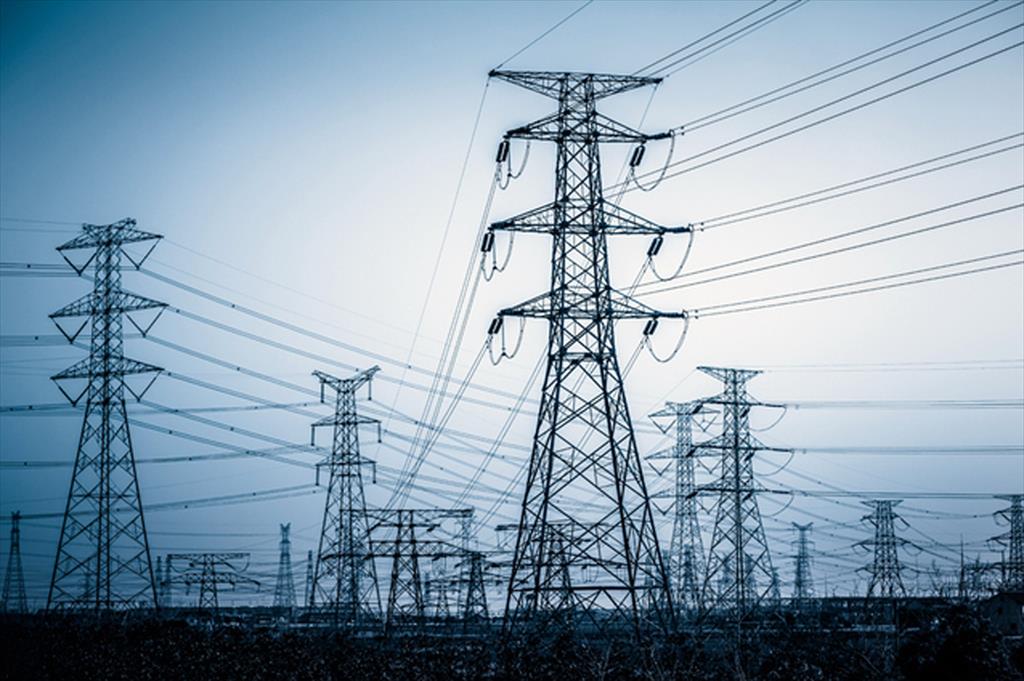 Patru furnizori de electricitate, amendați de ANRE cu peste 200 milioane de euro pentru manipularea pieței energiei