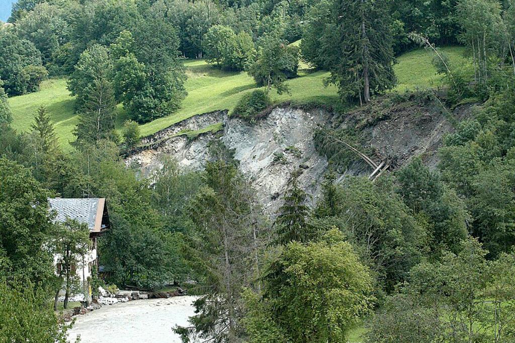 Alunecare de teren la Breaza, în apropierea unei lucrări la rețeaua de canalizare. Este afectat un drum local din cartierul Podu Corbului