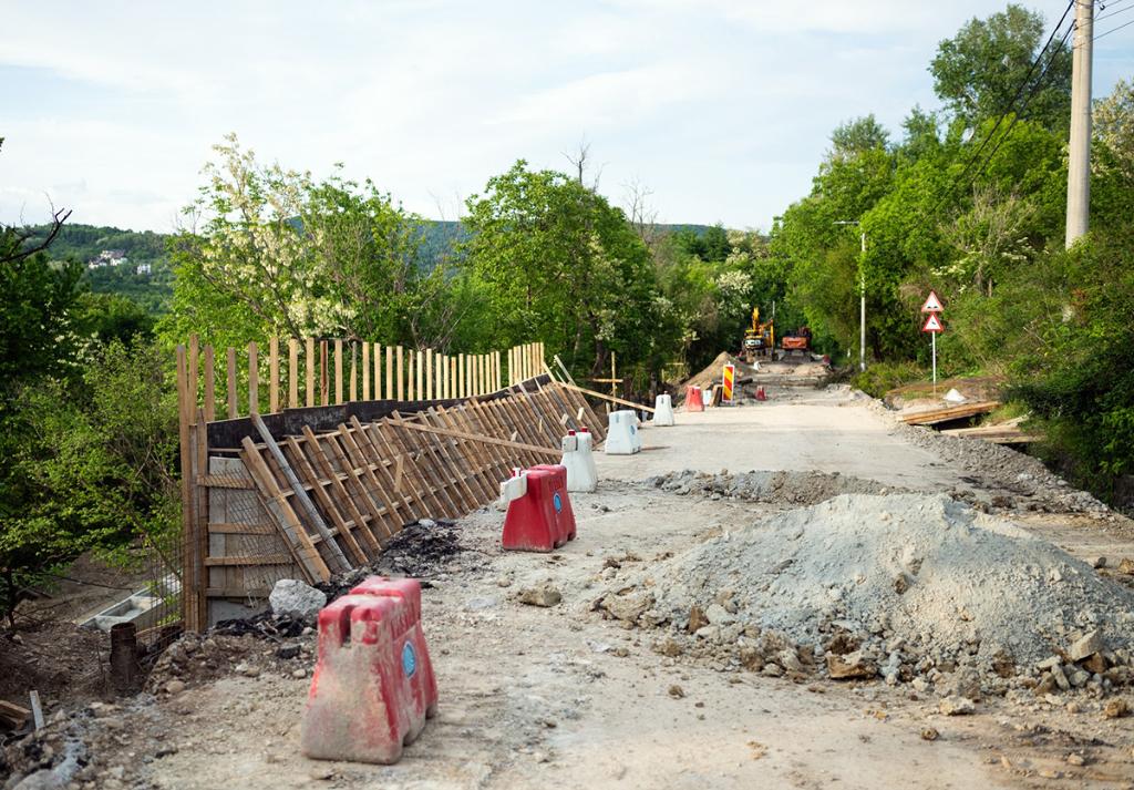 La ieșirea din Câmpina spre Cornu se lucrează la consolidarea terenului afectat de o alunecare masivă