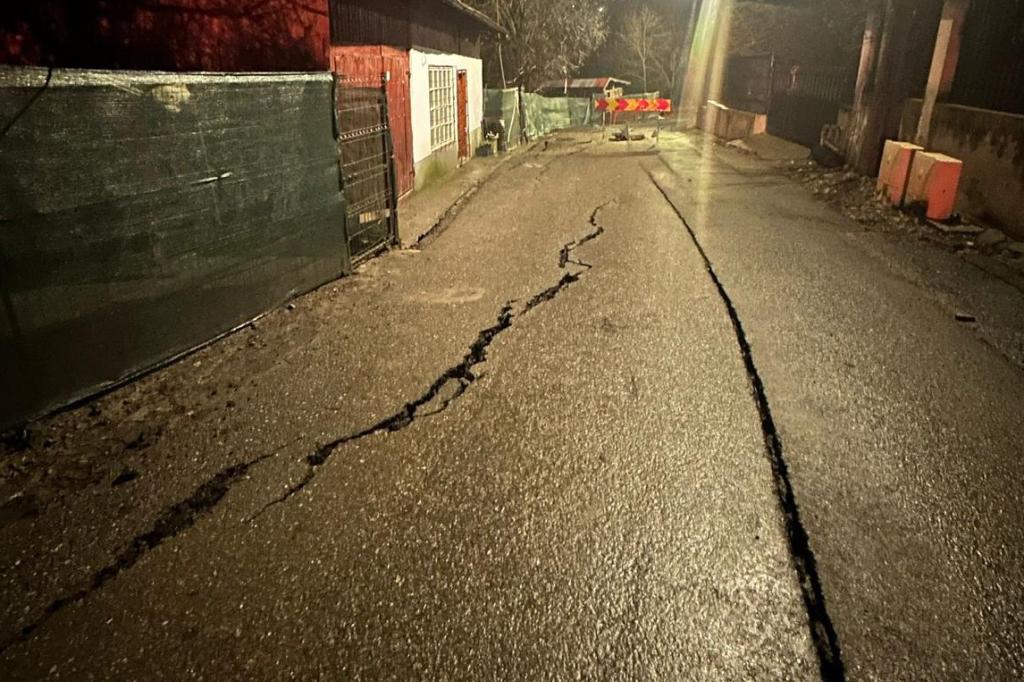 Trei străzi din Breaza au fost afectate de alunecări de teren