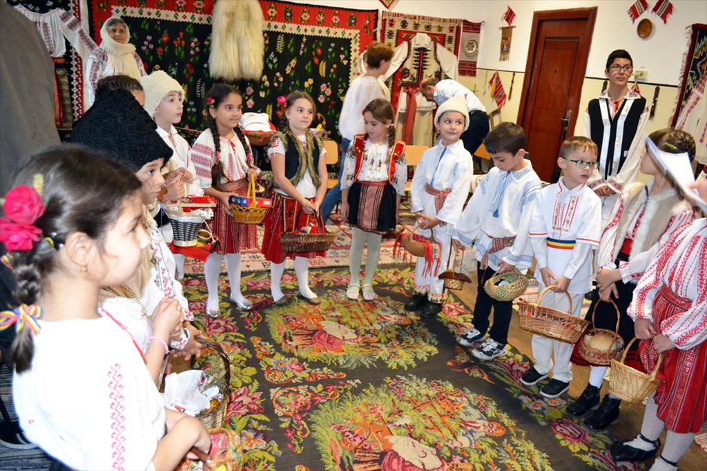 Spectacol de excepție oferit oaspeților din Basarabia de copiii de la școala din Poiana Câmpina