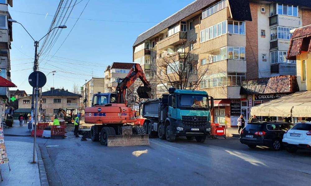 Au mai trecut zece zile și lucrarea de canalizare din Câmpina, de pe Strada Republicii, la intersecția cu Kogălniceanu, tot nu e gata