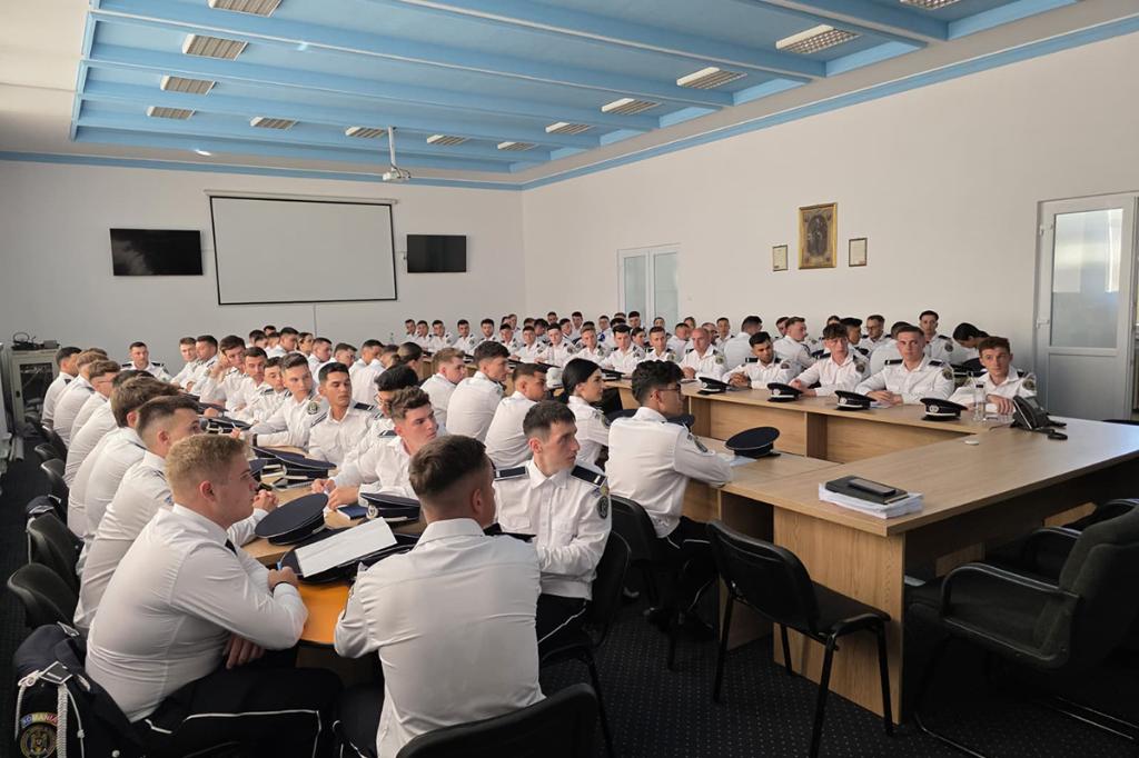 82 absolvenți ai Școlii de Poliție Câmpina au făcut primul pas pe poarta IJP Prahova