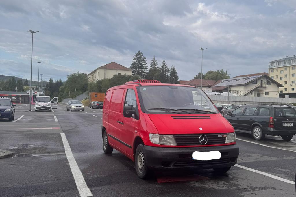Inexplicabil. De ce să îți lași mașina așa într-o parcare aproape goală?!