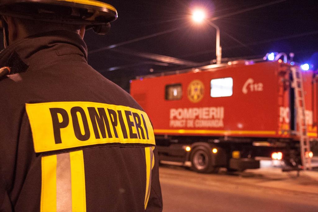Incendiu la Bănești. Trei mașini de pompieri au intervenit pentru stingerea focului