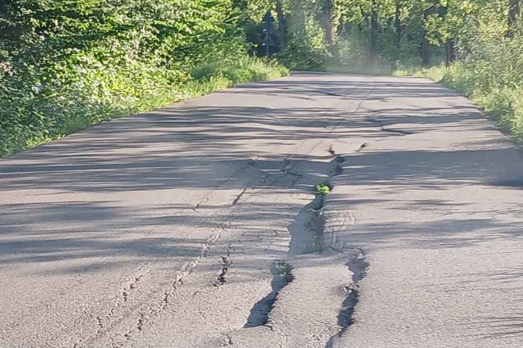 Șoseaua Paltinu din Câmpina s-a ”rupt” din nou. Și tot în zona ”21 Decembrie”