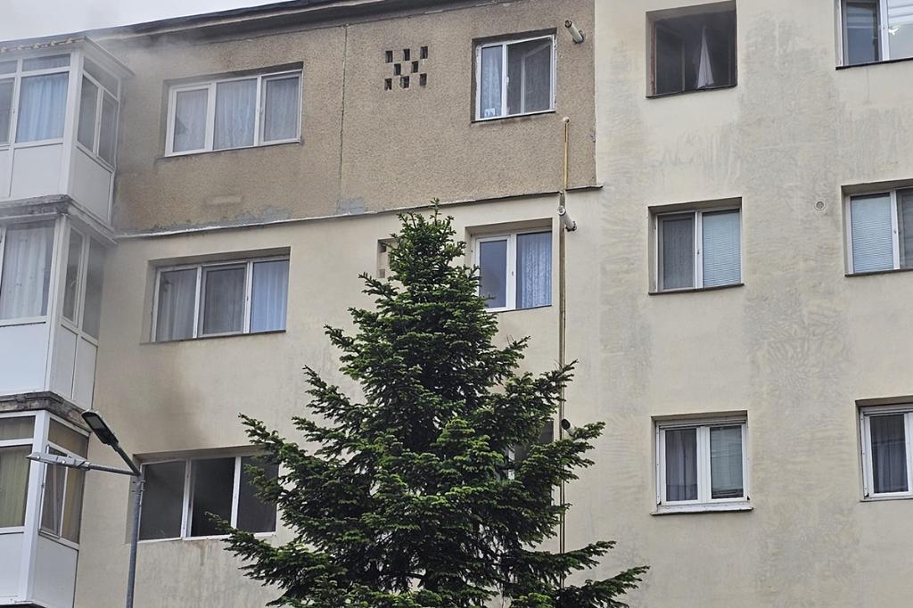 Incendiu la un bloc din spatele CEC-ului din Câmpina. O femeie și-a pierdut viața