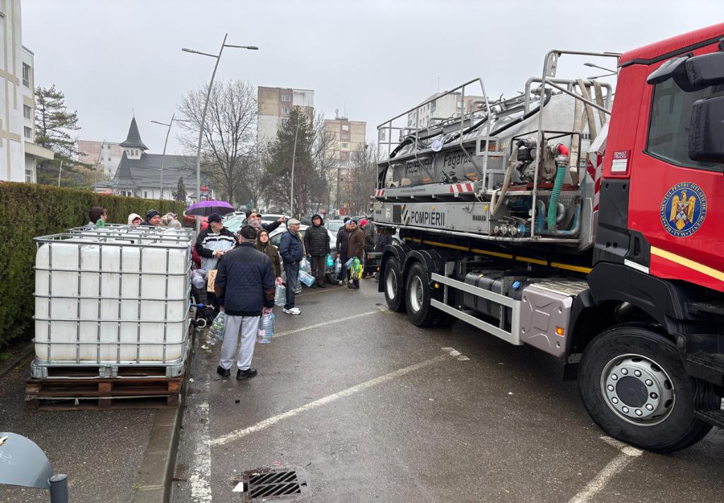 Miercuri, ora 10.00. La Casa Tineretului, toate containerele sunt pline cu apă potabilă. În cisterne este apă menajeră