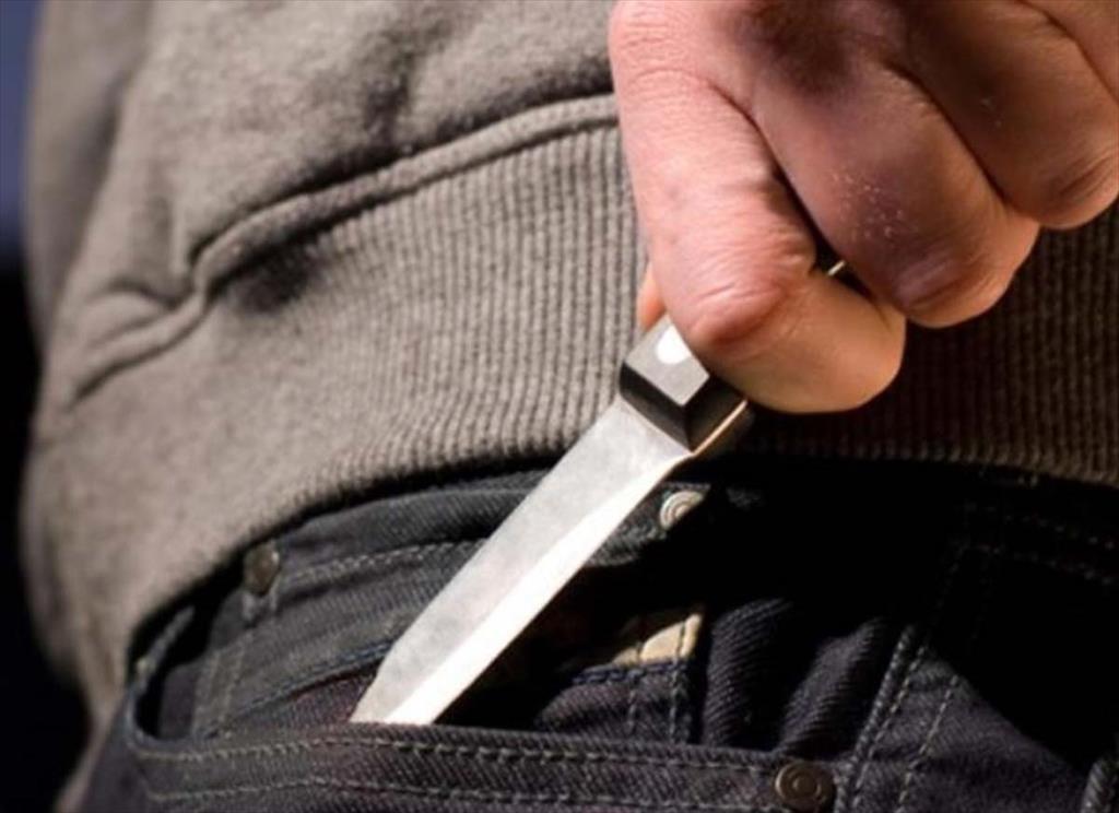 Scandal în fața unei case de pariuri sportive din Scorțeni. Un bărbat de 46 ani a fost rănit cu un cuțit