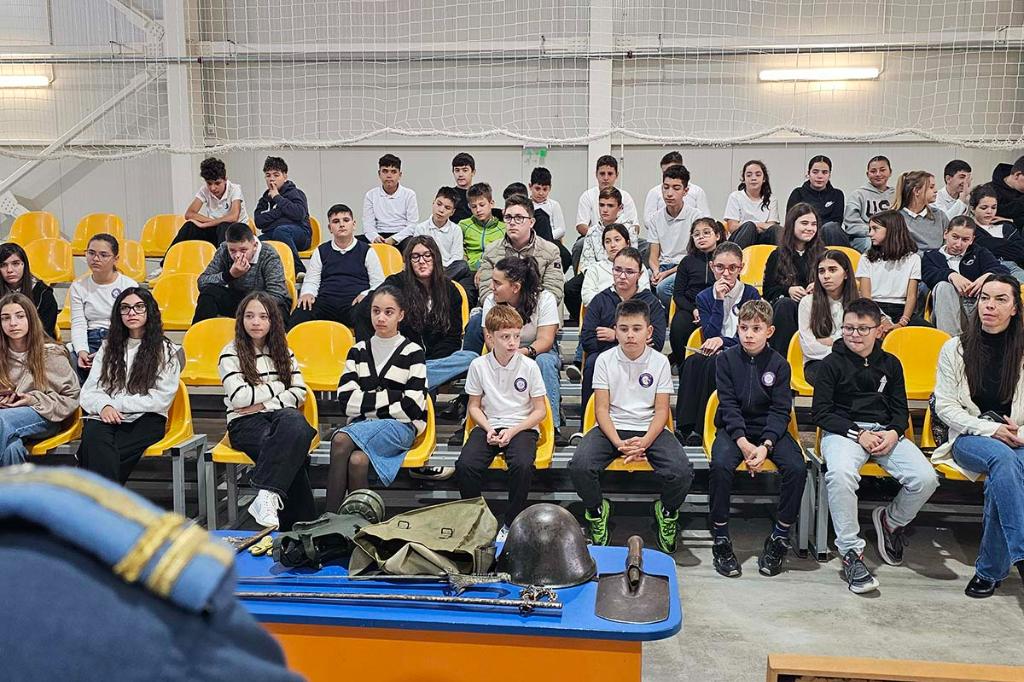 Rezerviștii militari câmpineni au continuat periplul prin școli în pregătirea Zilei Armatei