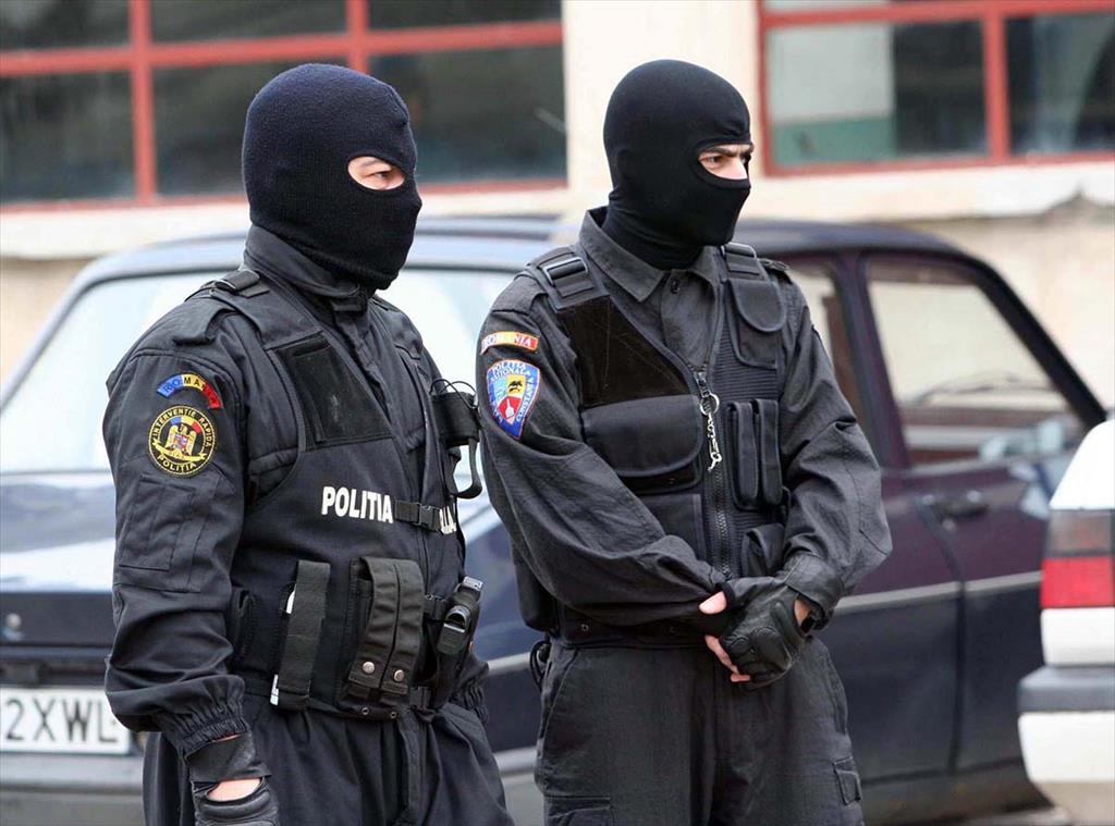 Percheziții la Câmpina și Bănești. Două femei și un bărbat au fost reținuți pentru 24 de ore