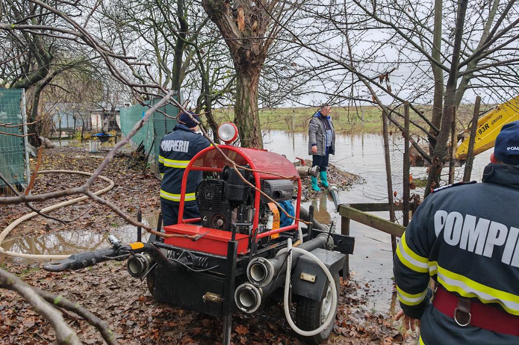 Pompierii au intervenit pentru evacuarea apei din beciurile unor locuințe la Câmpina și Secăria