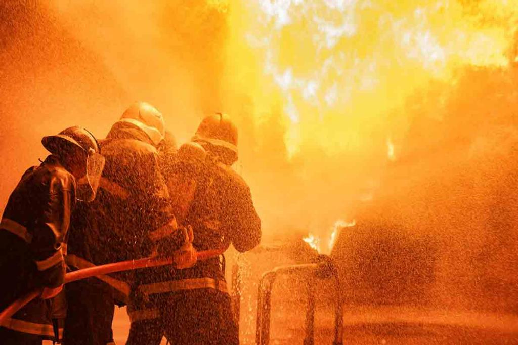 Pompierii câmpineni au intervenit la un incendiu. O casă și o parte din anexe au fost afectate