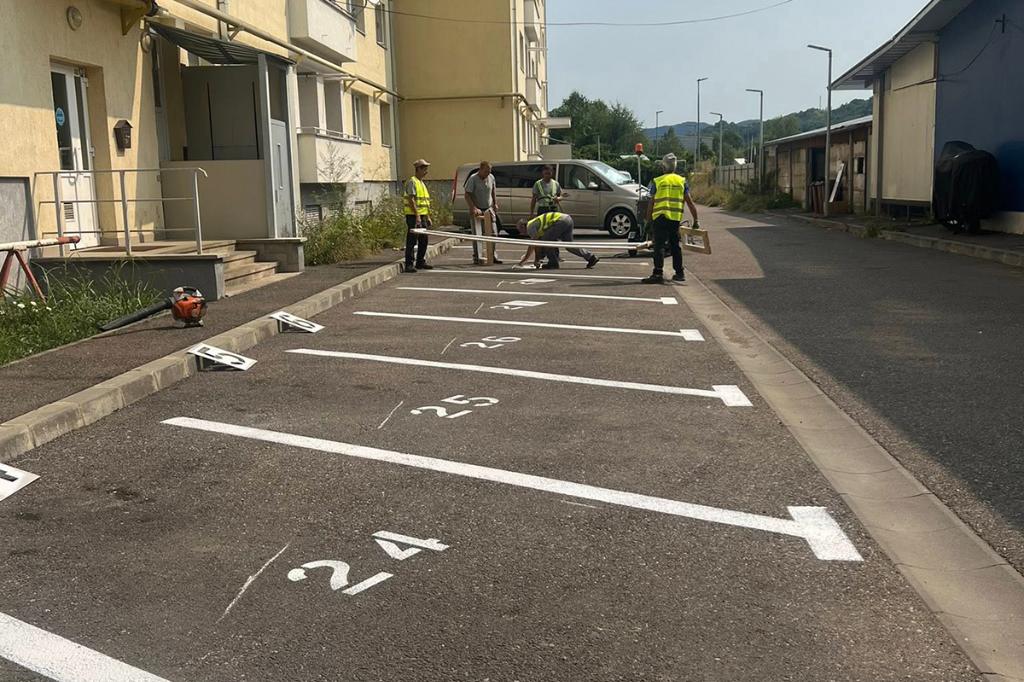 La Câmpina a început marcarea parcărilor, inclusiv numerotarea locurilor