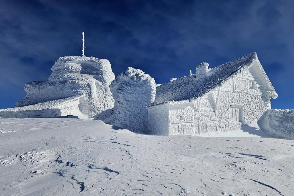 Inconștiență! Un tânăr de 17 ani ar putea rămâne paralizat pe viață după o ascensiune în condiții improprii spre Vf. Omu