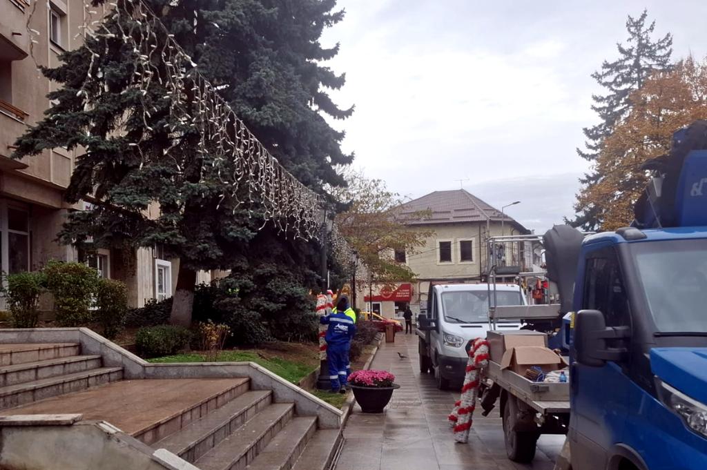 În seara Sfântului Andrei, la Câmpina se aprind luminițele pentru sărbători