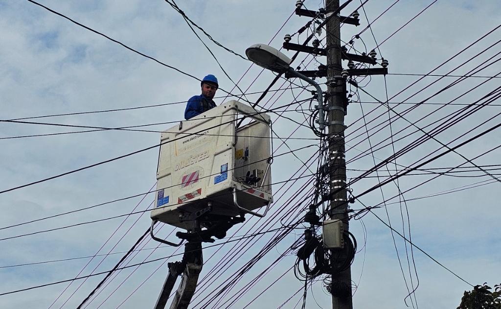 Peste 2.100 gospodării din Prahova nu au curent electric din cauza vremii