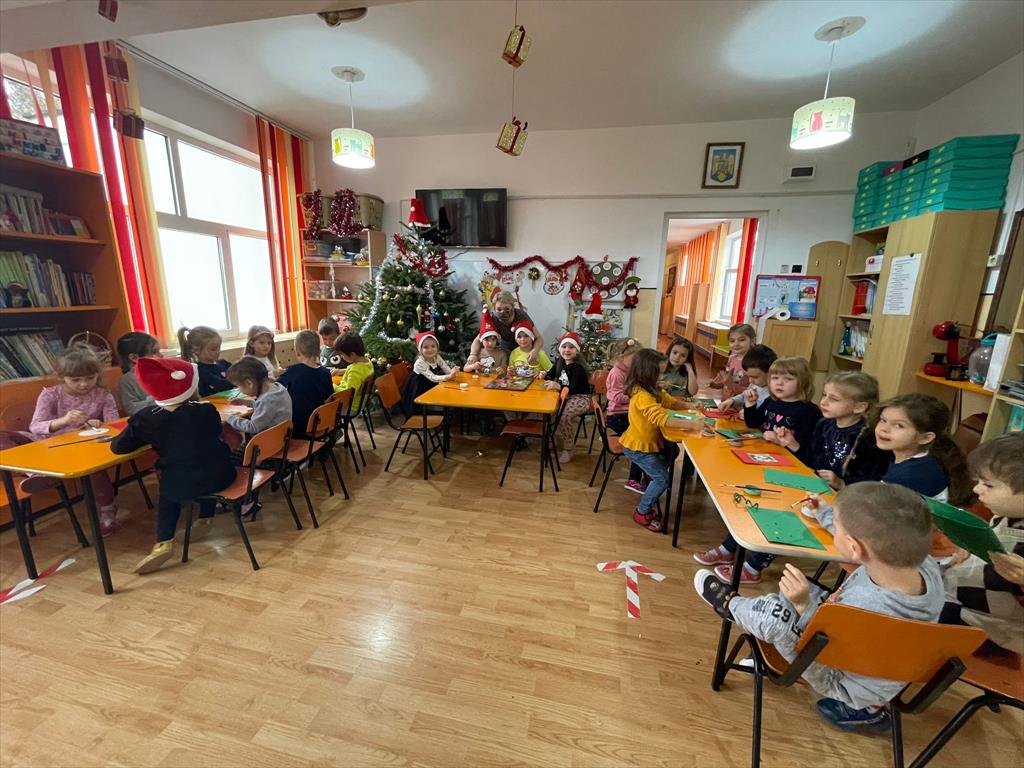 La Grădinița ”Iulia Hasdeu” Câmpina s-a sărbătorit Ziua Felicitărilor de Crăciun
