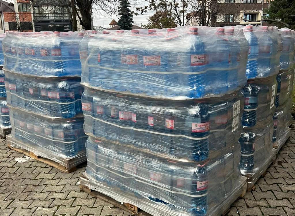 Sâmbătă și duminică, la Câmpina vor funcționa trei centre de distribuire a apei potabile îmbuteliate