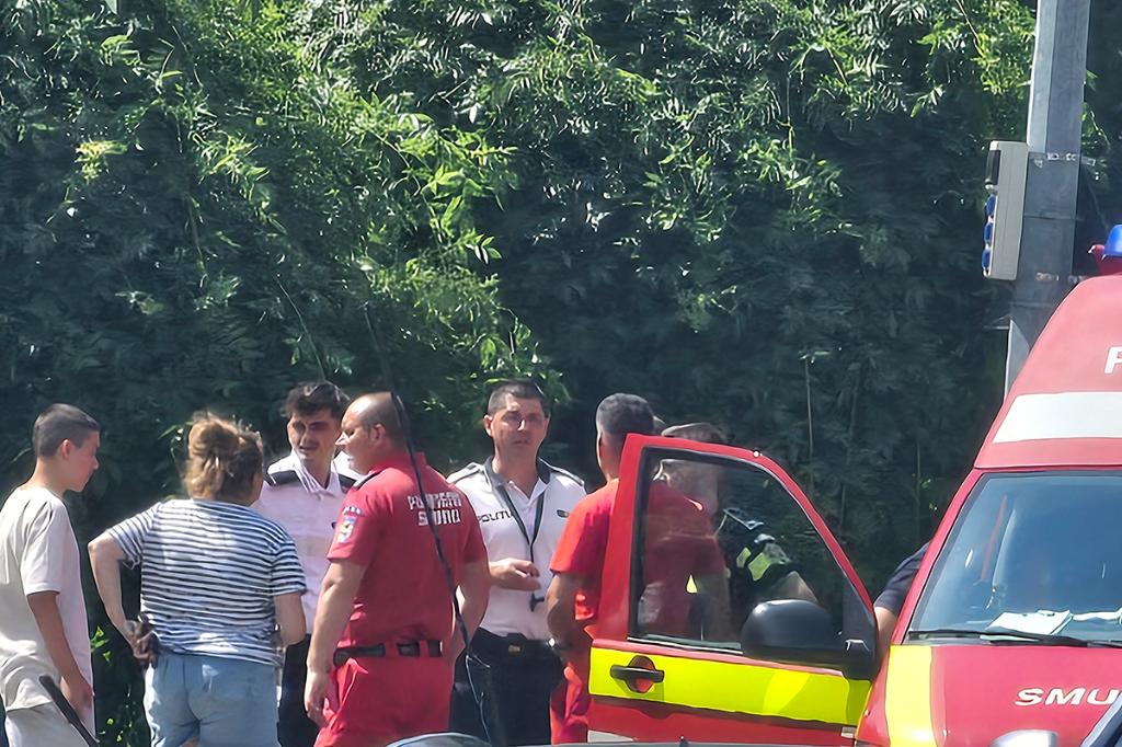 Precizări ale Poliției privind incidentul neobișnuit din centrul Câmpinei. Praful era nicotină, a mai apărut un copil, iar părinții lor au fost amendați