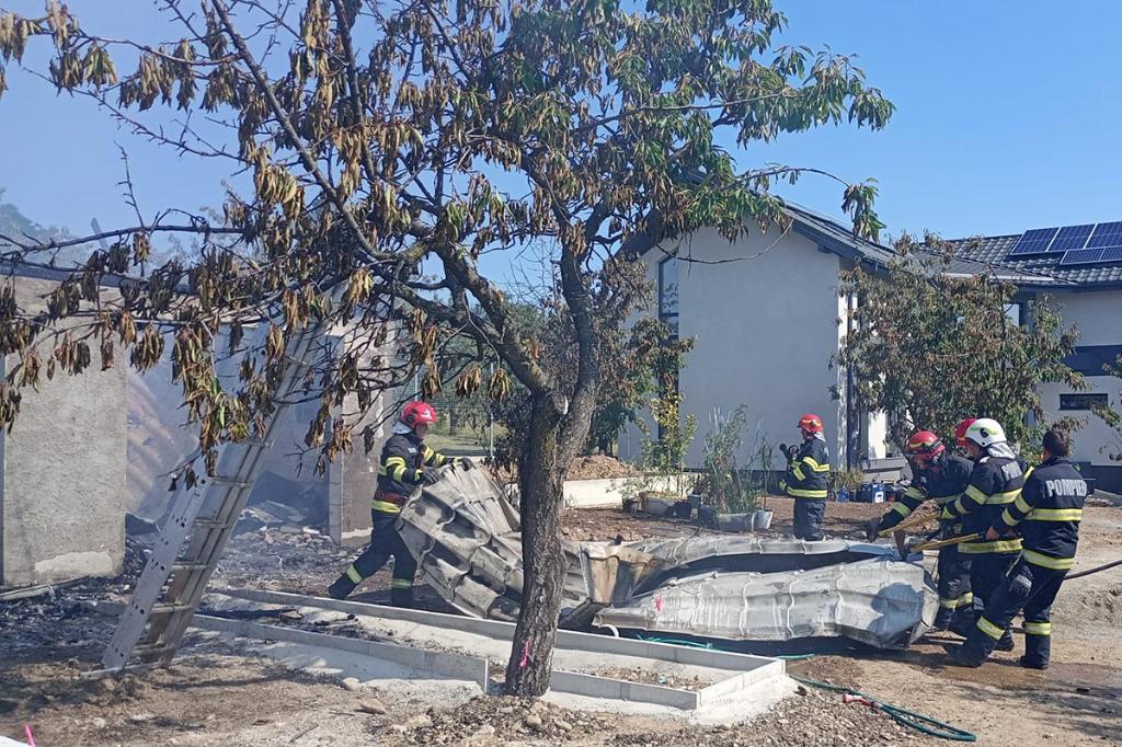 Incendiu la un garaj, într-o comună din Prahova. Pompierii cred că incendiul a pornit de la un scurt-circuit la panourile fotovoltaice