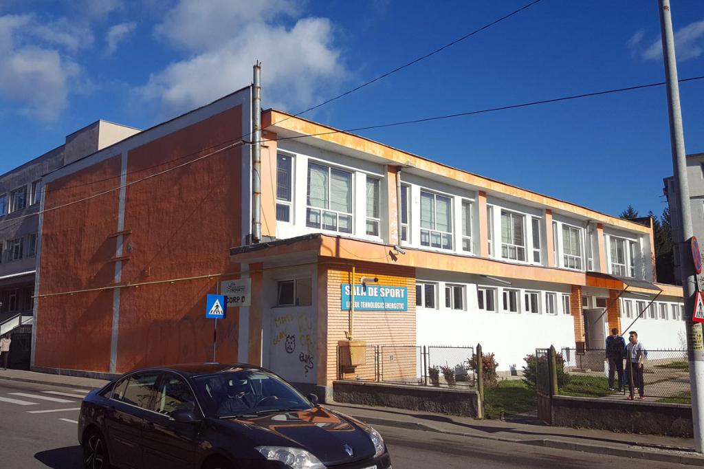 Blestemul sălilor de sport din Câmpina? “Este mai ieftin să construim o nouă sală decât să o reabilităm pe cea de la Liceul Energetic!”