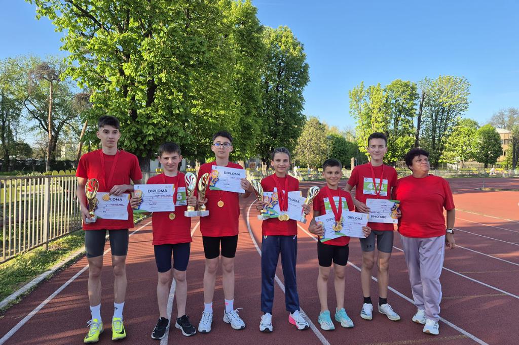 Zeci de copii s-au bucurat de sport și de... medalii la Cupa de Primăvară la atletism de la București