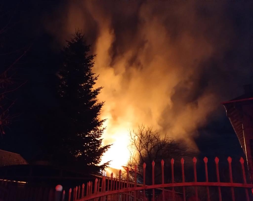 Incendiu la o casă de pe Strada Luminii, din Câmpina, în seara de Sf. Ion