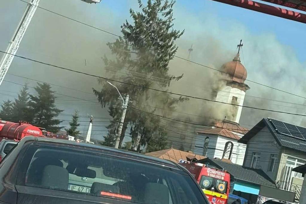 Biserica din Puchenii Moșneni a luat foc. S-au autoevacuat 120 persoane. Biserica este monument istoric. Trafic îngreunat pe DN1