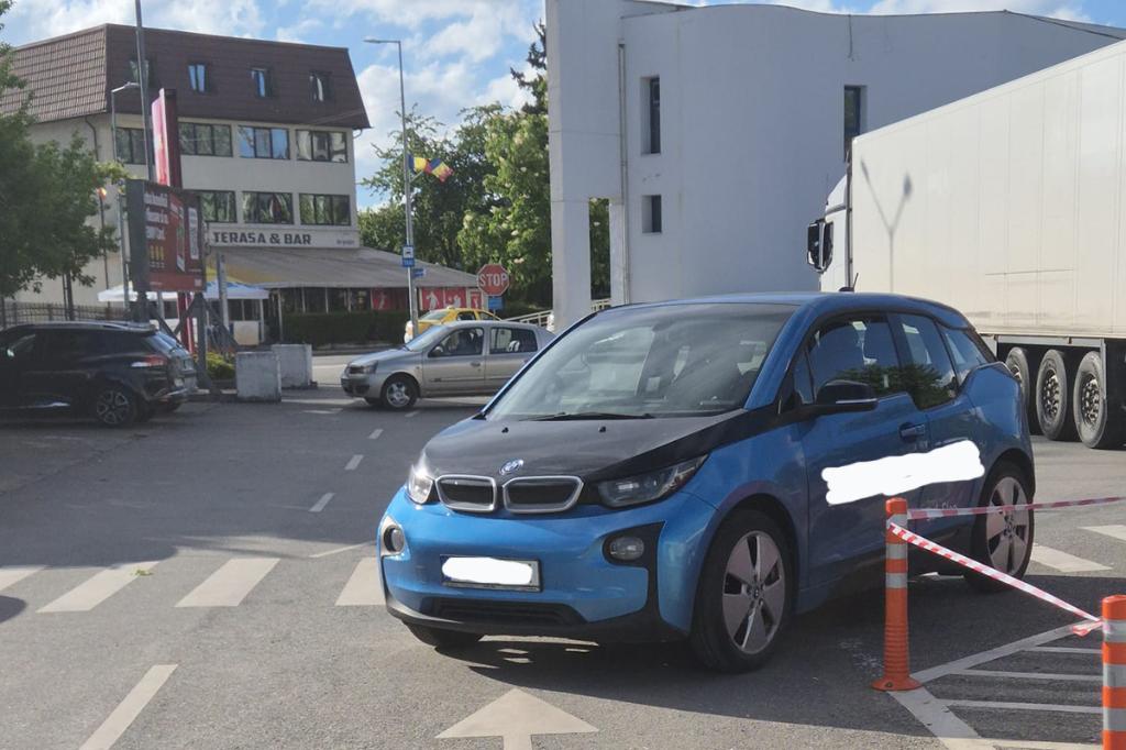Câte reguli de circulație încalcă autorul acestei parcări?