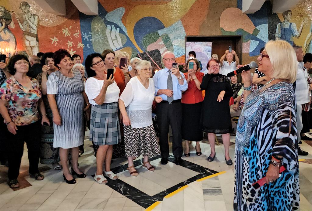 Mirabela Dauer și Florica Jinga i-au încântat pe seniorii câmpineni prezenți la petrecerea dedicată lor