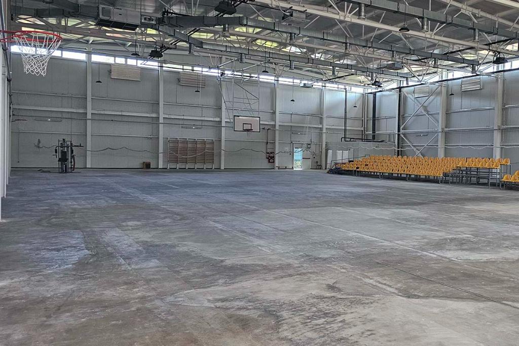 Cu patru săptămâni înaintea începerii noului an școlar, sala de sport de la Școala ”B.P. Hasdeu” Câmpina stă cu ușile... vraiște!