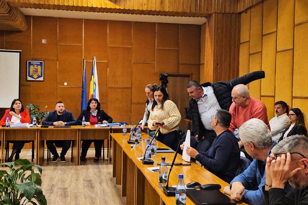 Ședință tensionată a Consiliului Local Câmpina: consilierii PNL au părăsit sala!