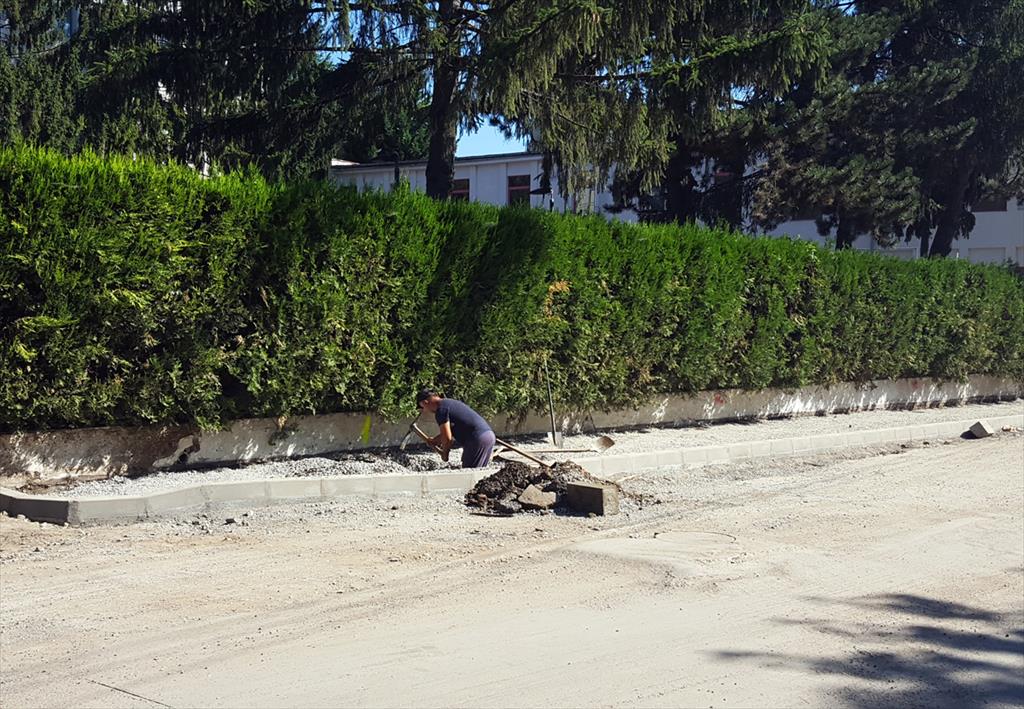 Câmpina, Strada Bobâlna, luni, 19 august 2019. Un singur muncitor la treabă, pe șantierul celei mai importante investiții derulate în prezent în municipiu