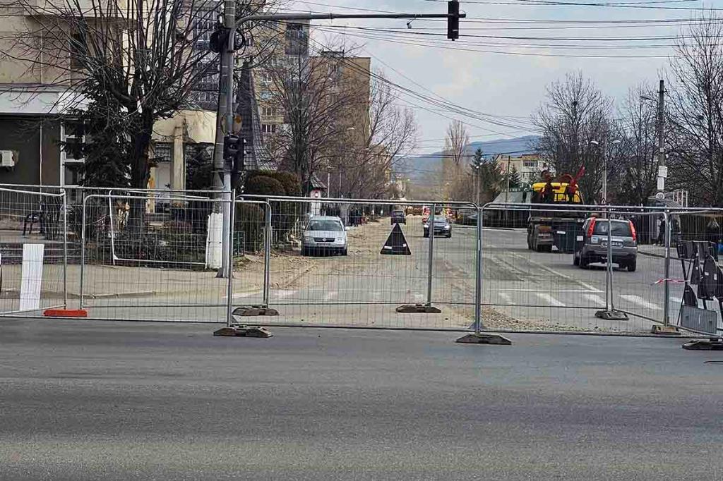 De astăzi se va lucra și noaptea la realizarea unui canal colector pentru lucrarea de canalizare la intersecția Nicolae Bălcescu - Orizontului