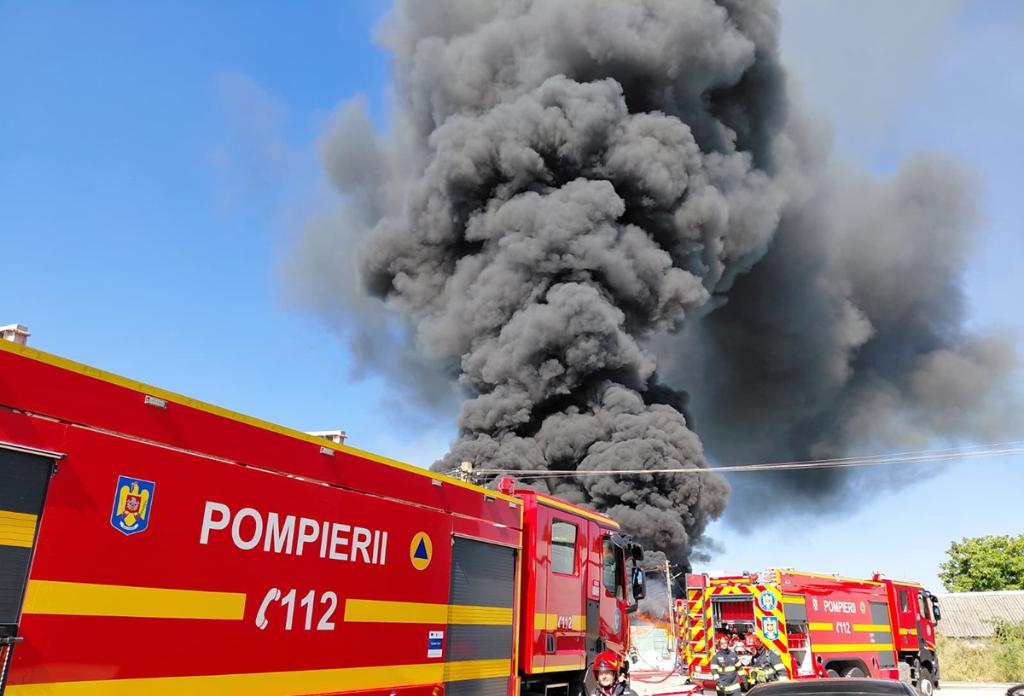 Incendiu puternic la o hală cu deșeuri și mase plastice din Băicoi. Degajări mari de fum