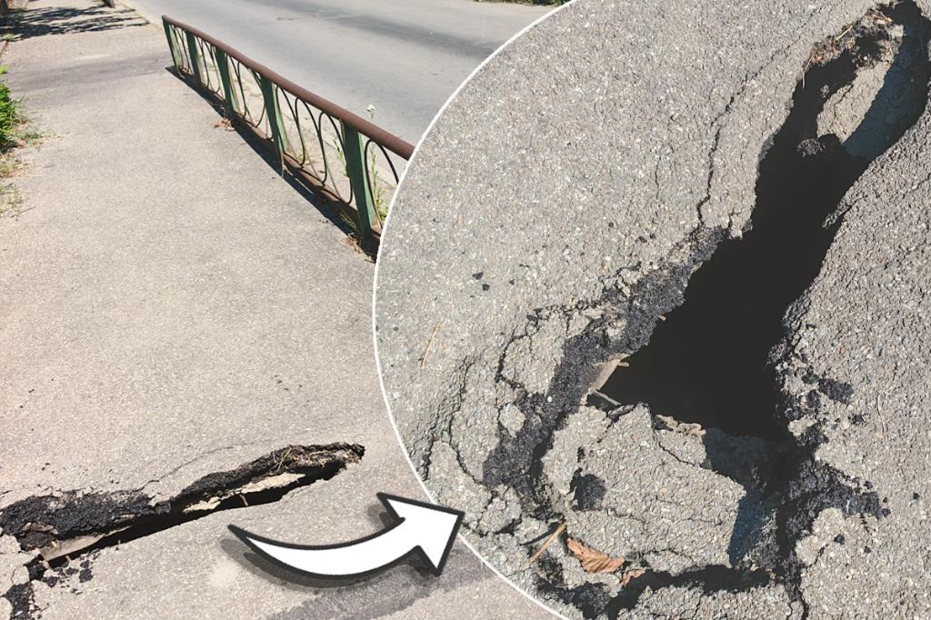 Se surpă trotuarul pe Strada Ecaterina Teodoroiu din Câmpina